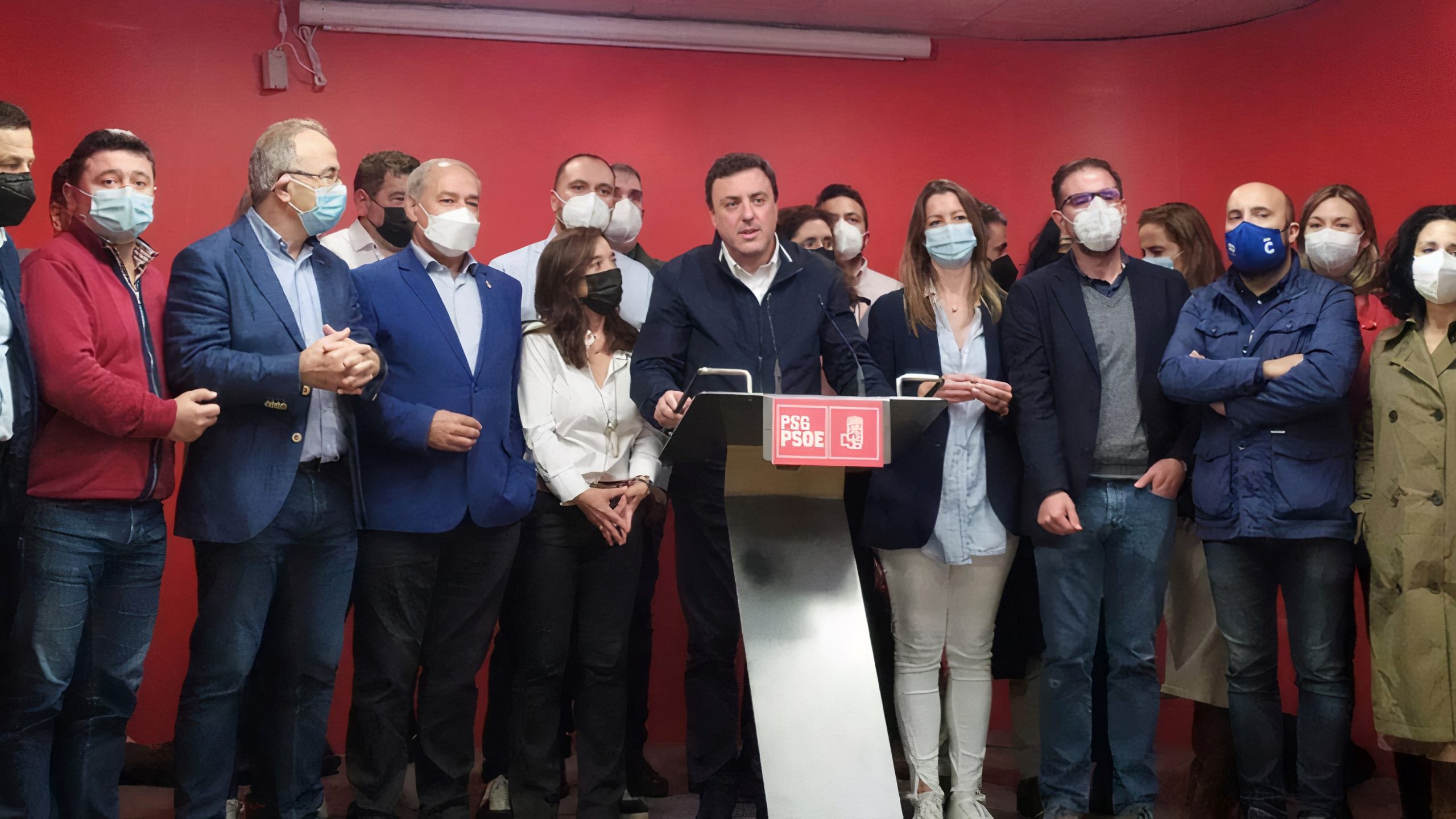 Formoso compareció tras el recuento de votos con algunos alcaldes y ediles de varios concellos de Galicia