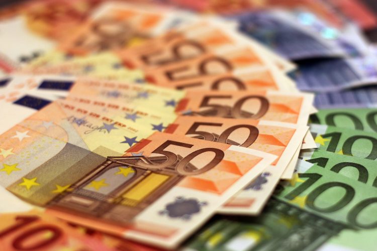 Imagen de archivo de varios billetes de euro