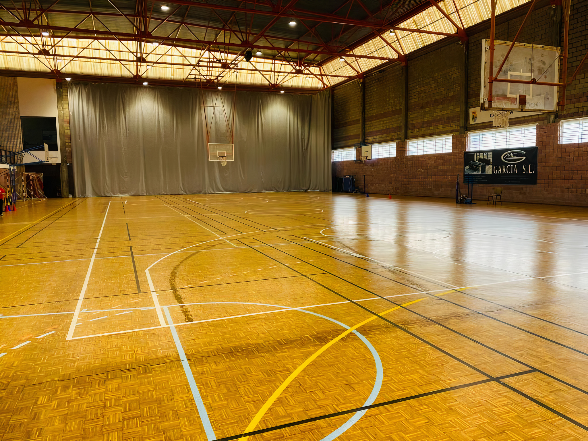 El parqué del polideportivo tiene más de 30 años