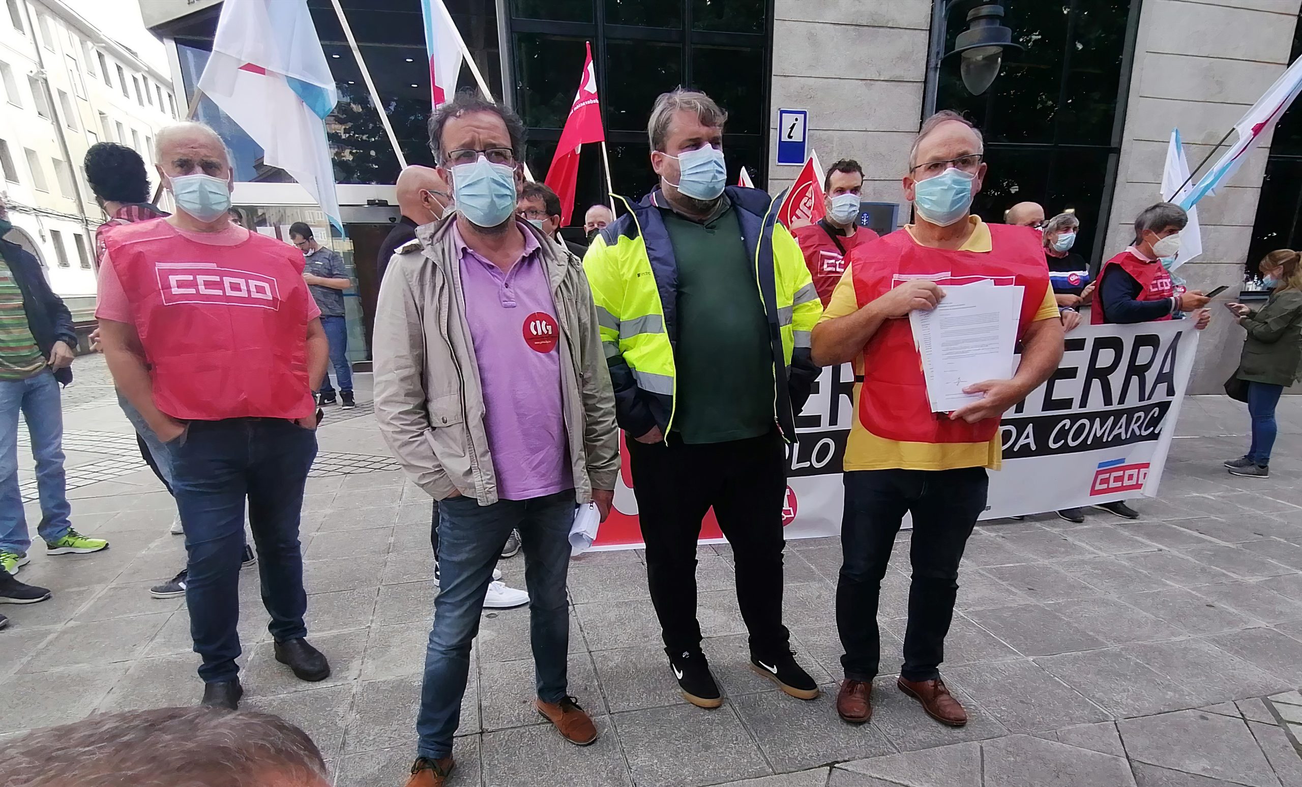 Los representantes de la CIG, UGT y CCOO, frente a la sede de la Xunta en Ferrol