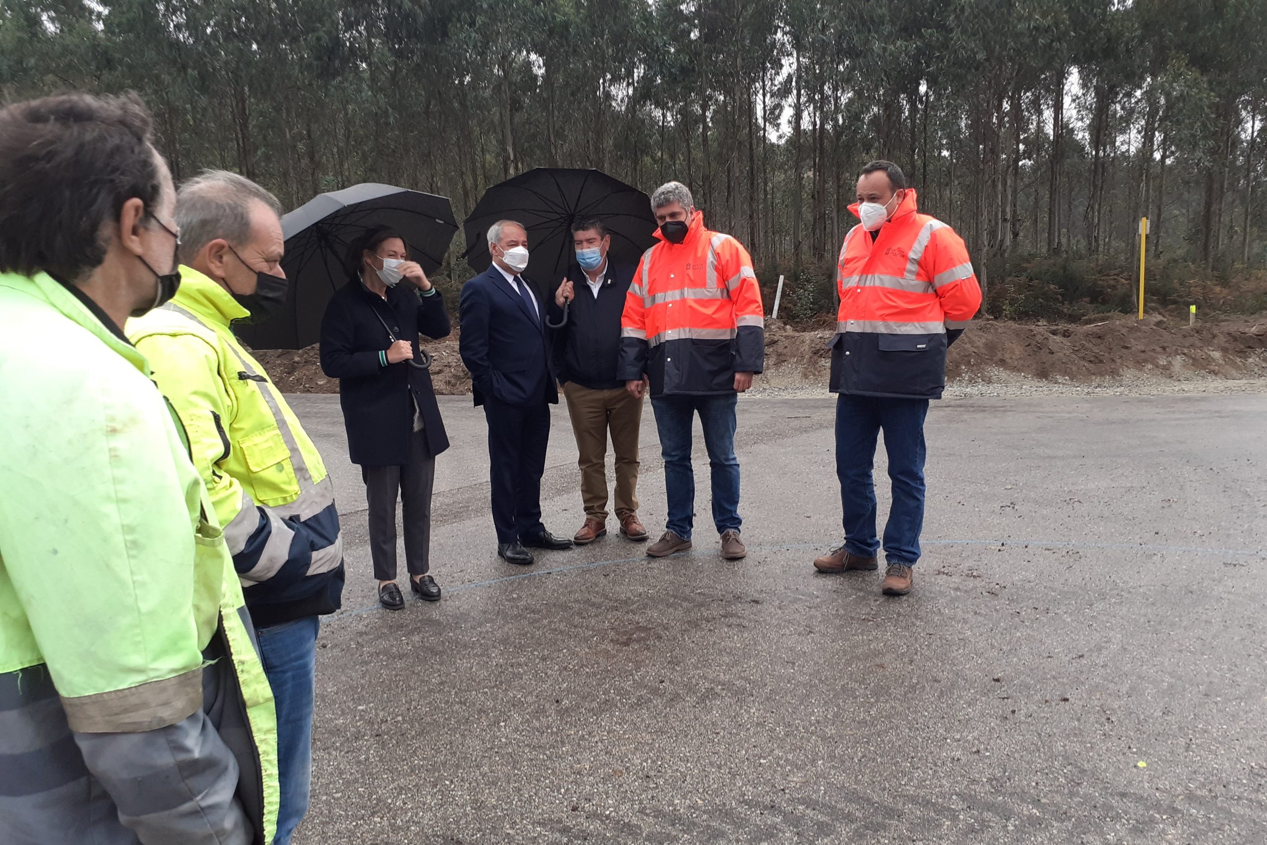 José Tomé visita las obras de una glorieta en Burela | DIPUTACIÓN DE LUGO