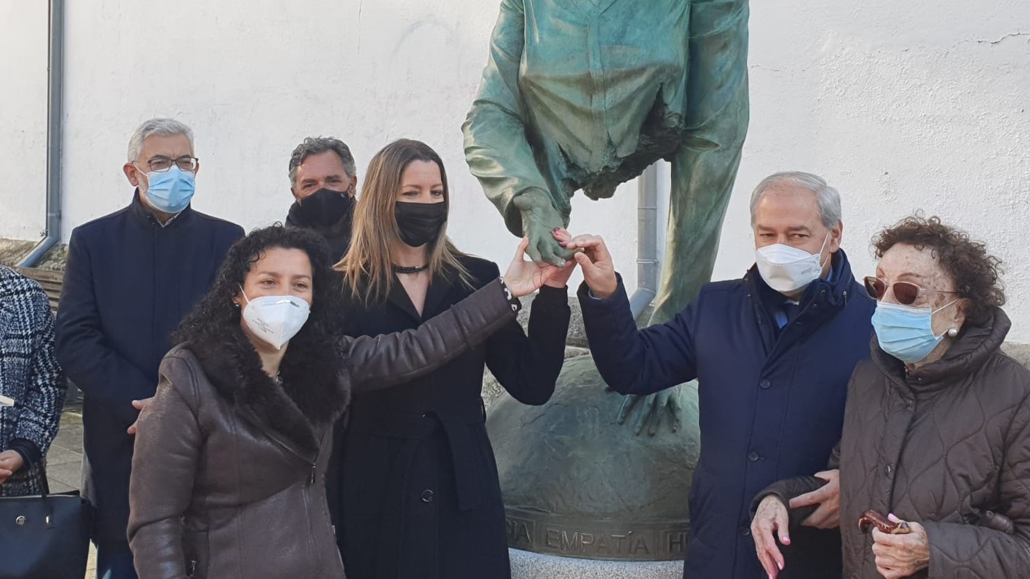 Lara Méndezjunto a José Tomé en la inauguración de una escultura a los sanitarios | CONCELLO DE LUGO