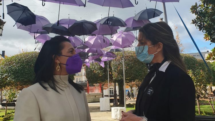 La alcaldesa de Lugo, Lara Méndez, bajo el techo de paraguas de la plaza Mayor | CONCELLO DE LUGO