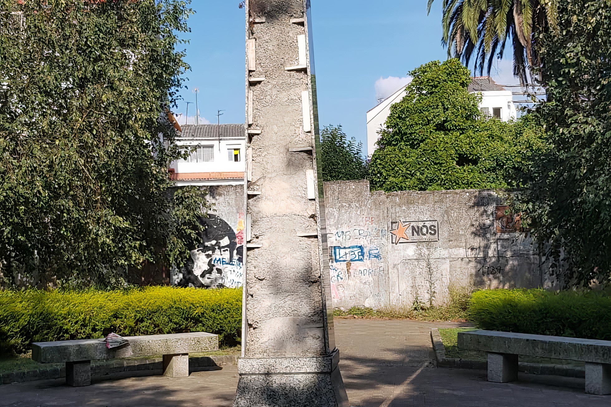 El propuesta del BNG incluye el derribo del cierre que delimita ambas parcelas