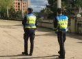 Dos agentes de la Policía Local patrullan en Lugo