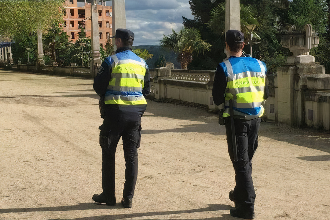 Dos agentes de la Policía Local patrullan en Lugo