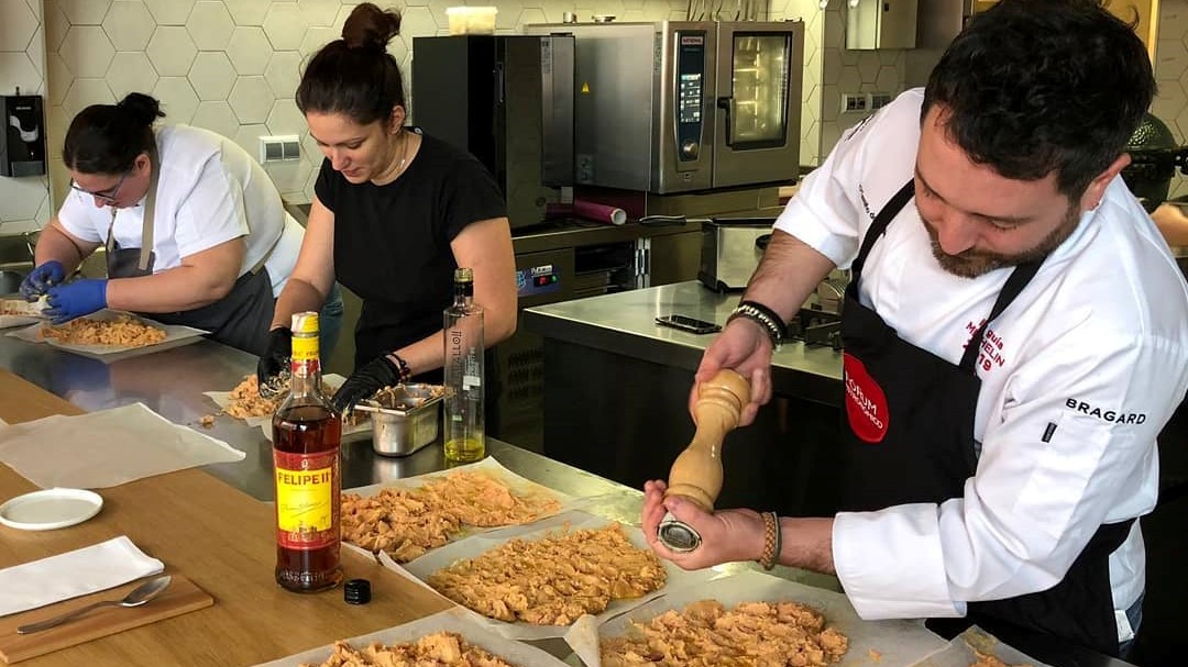 El chef Dani López de 'Josefa's bar' con su equipo