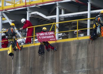 Escaladores de Greenpeace entran en la regasificadora de Reganosa para denunciar el impacto del gas en el medioambiente y en las facturas del gas y de la luz. | MARIO GOMEZ / GREENPEACE