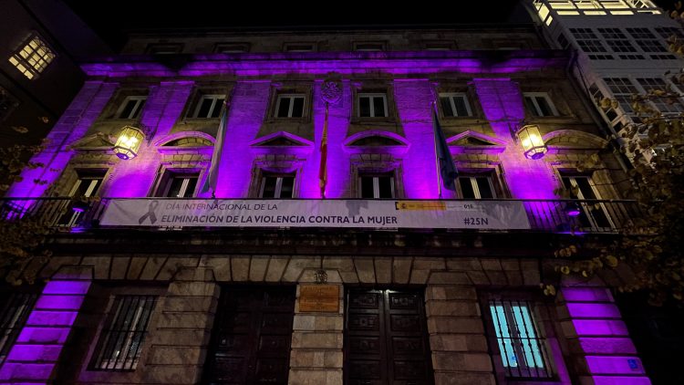 Imagen de la Subdelegación del Gobierno en A Coruña iluminada de violeta | SUBDELEGACIÓN DEL GOBIERNO