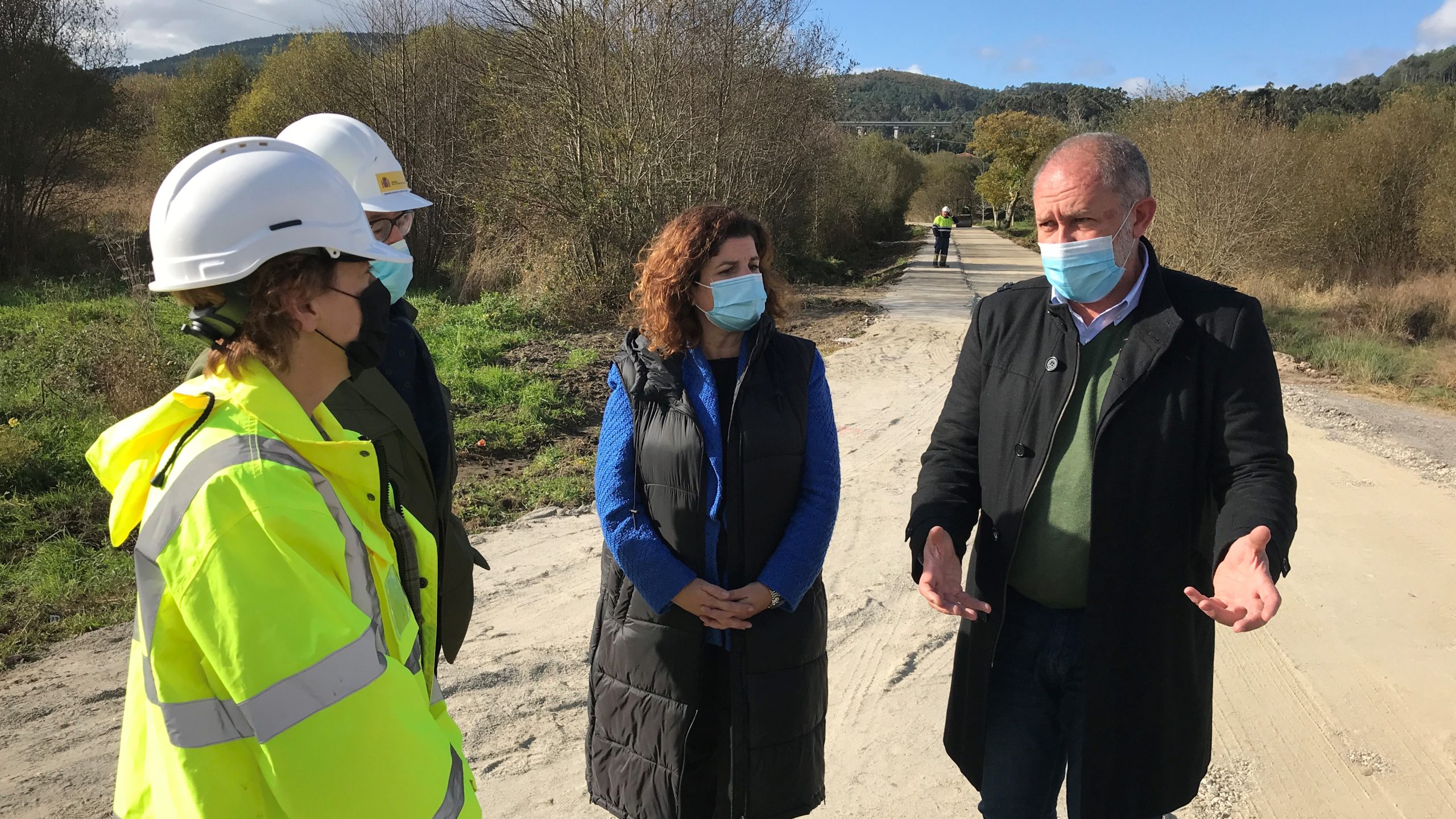El alcalde de Dodro, Xabier Castro, y la subdelegada del Gobierno en A Coruña, María Rivas, supervisan las obras de Brañas de Laíño | SUBDELEGACIÓN DEL GOBIERNO