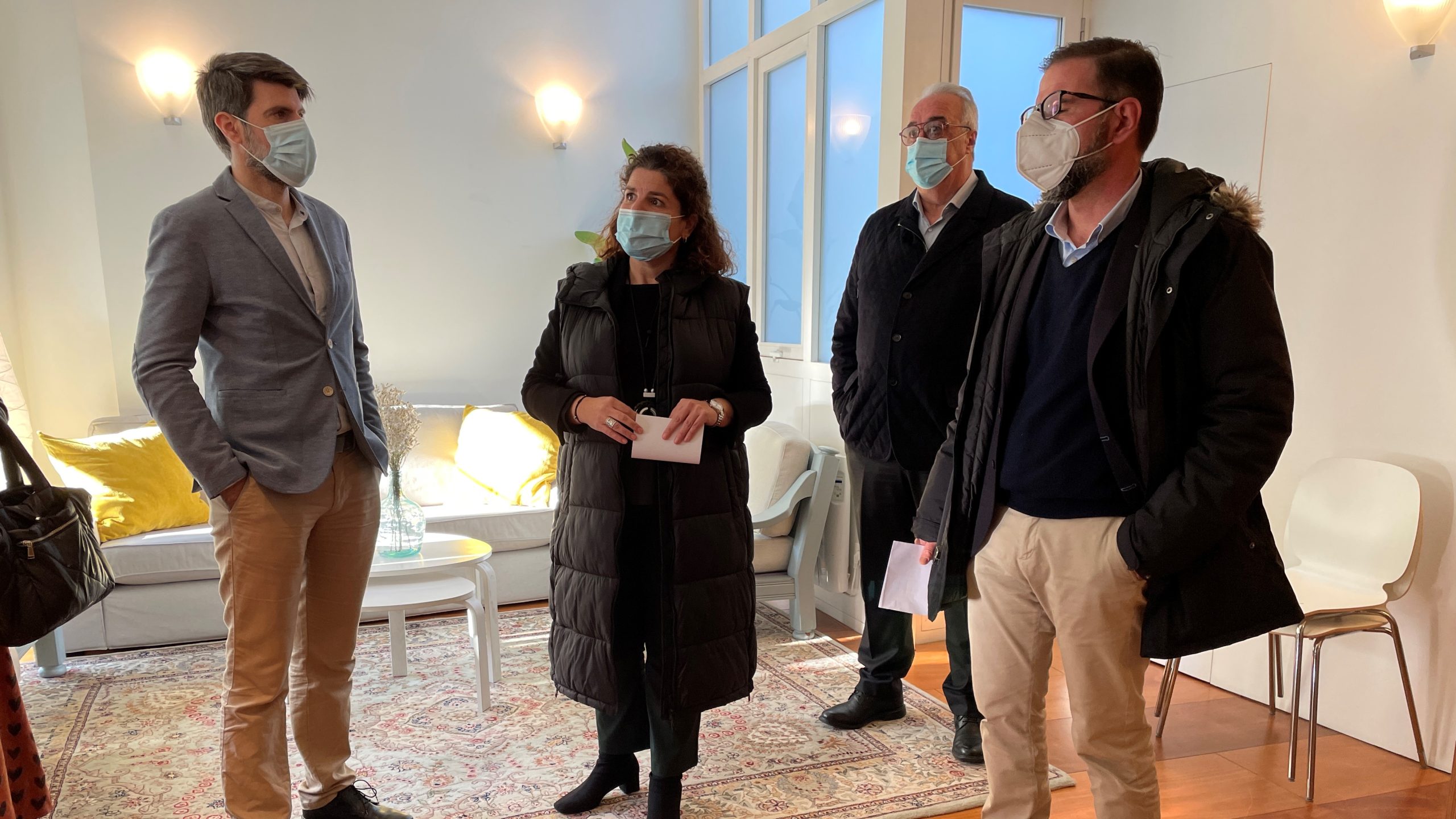 La subdelegada del Gobierno en A Coruña, María Rivas, y el alcalde de Ferrol, Ángel Mato, visitaron uno de los pisos rehabilitados con estas ayudas