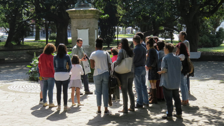 Foto de archivo de la SGHN de una actividad de divulgación en los jardines históricos de Ferrol