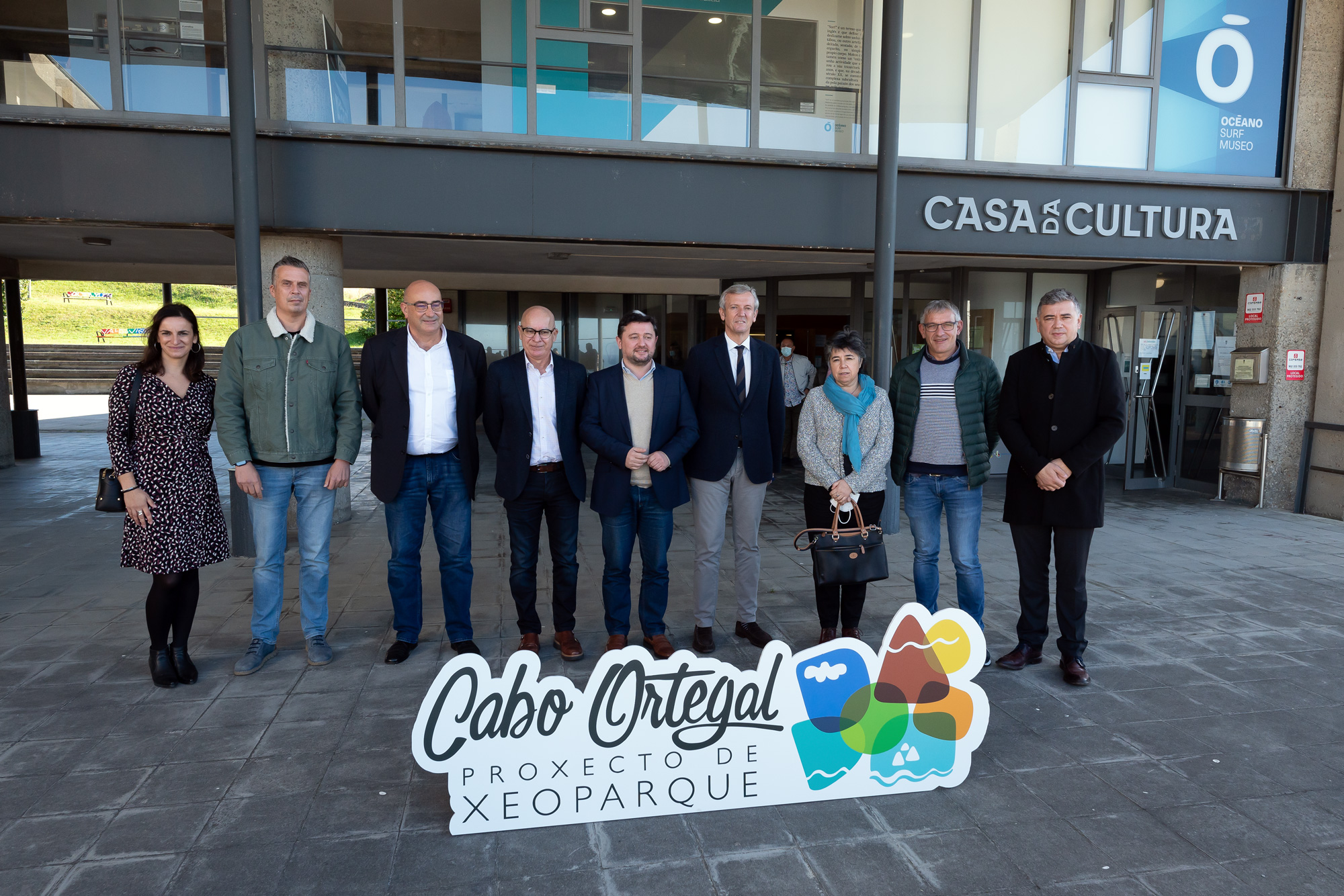 Representantes de los siete ayuntamientos que conforman la comisión intermunicipal del proyecto, acompañaron a Xosé Regueira y Alfonso Rueda