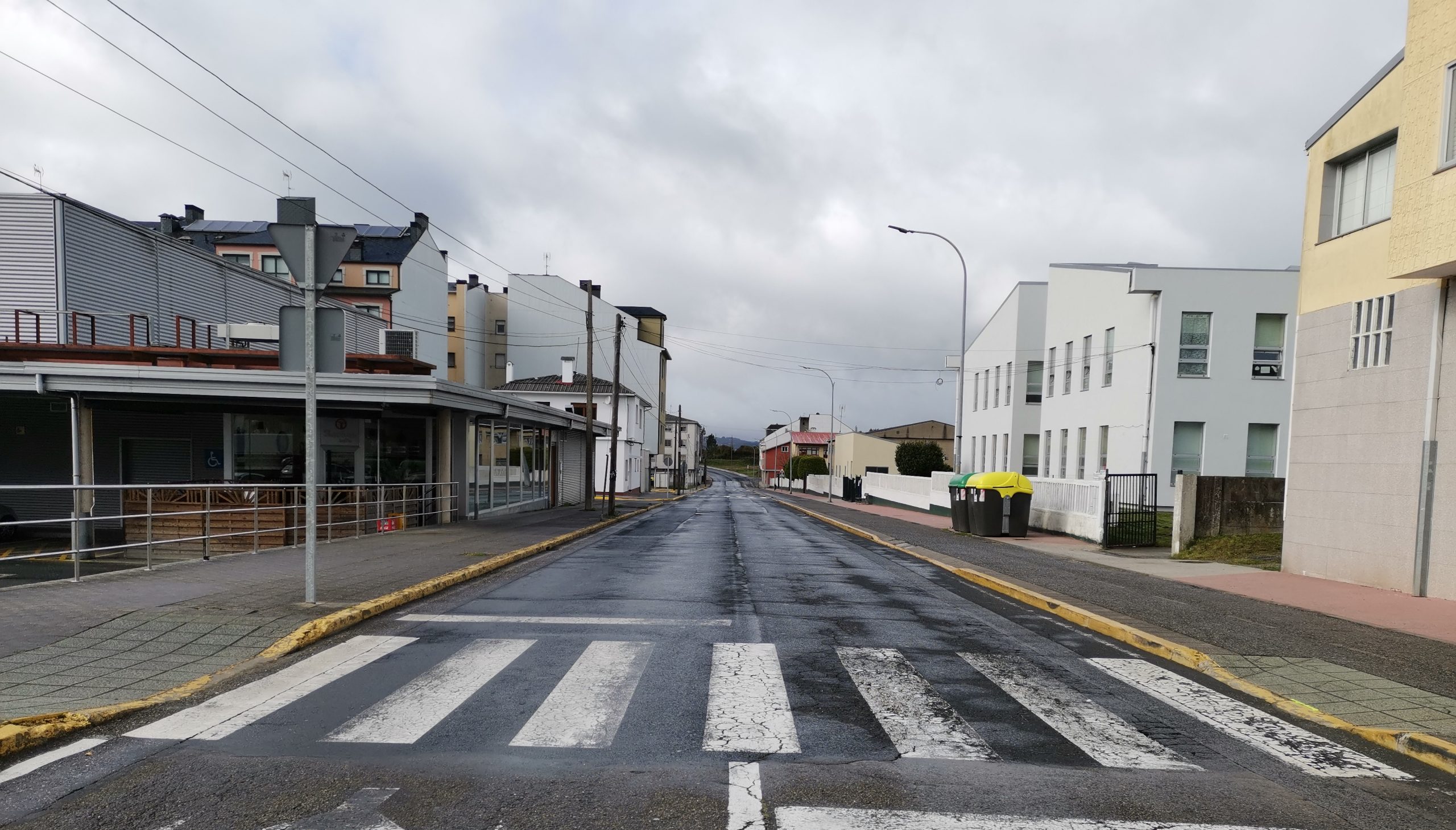 La avenida es transitada a menudo por alumnos del colegio de A Magdalena