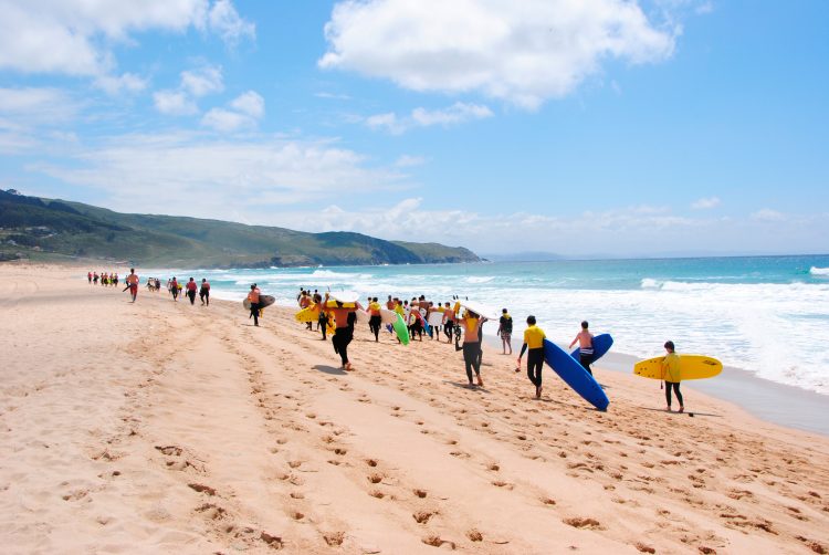 Campeonato de surf infantil en la playa de Doniños