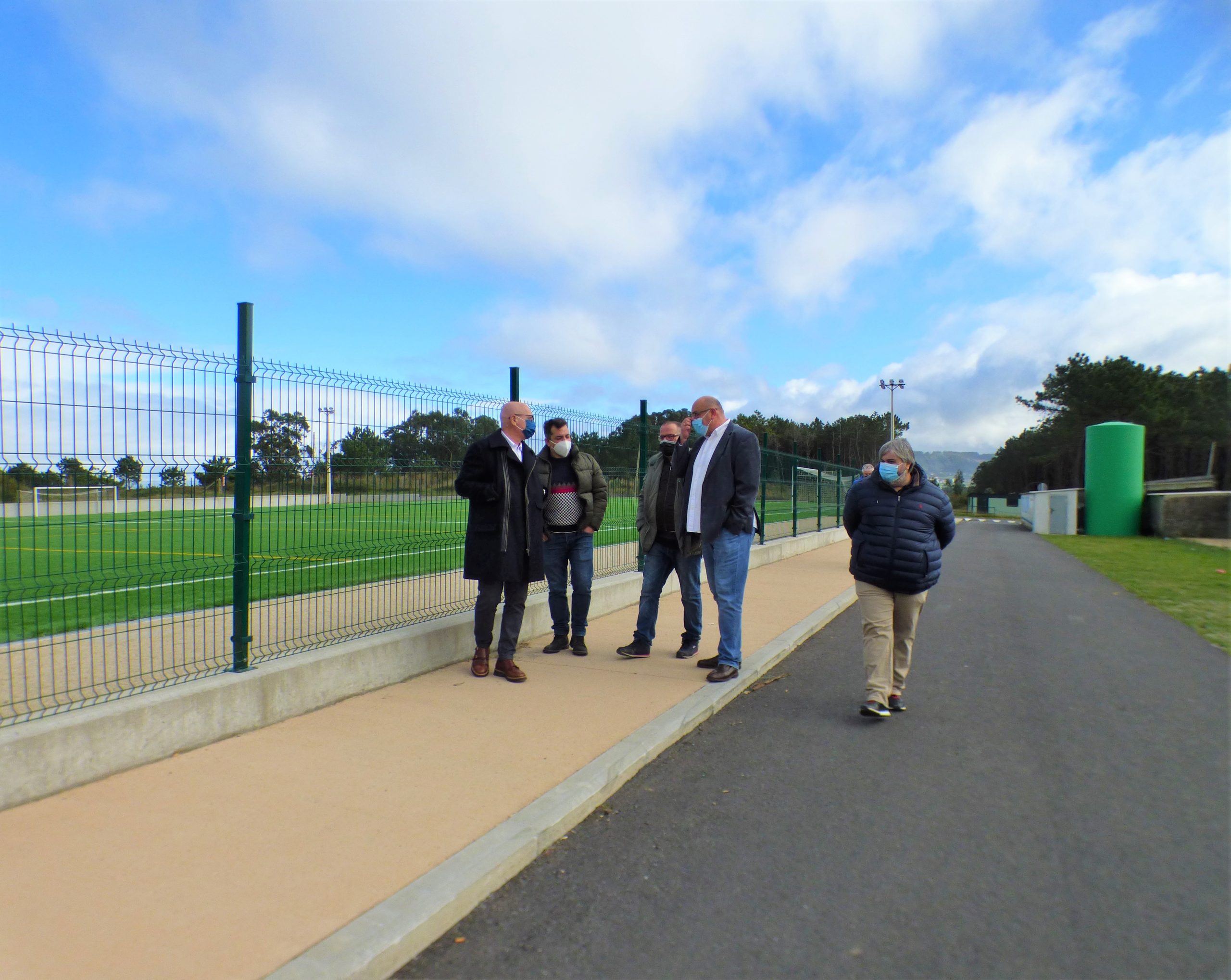 El vicepresidente y diputado de Turismo y Planes, Xosé Regueira, junto con el alcalde de Valdoviño, Alberto González, visitaron esta mañana las obras