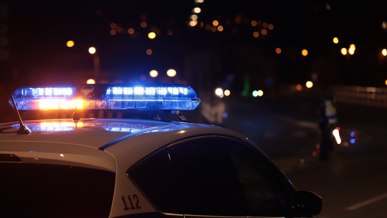 Imagen de un coche de policía por la noche