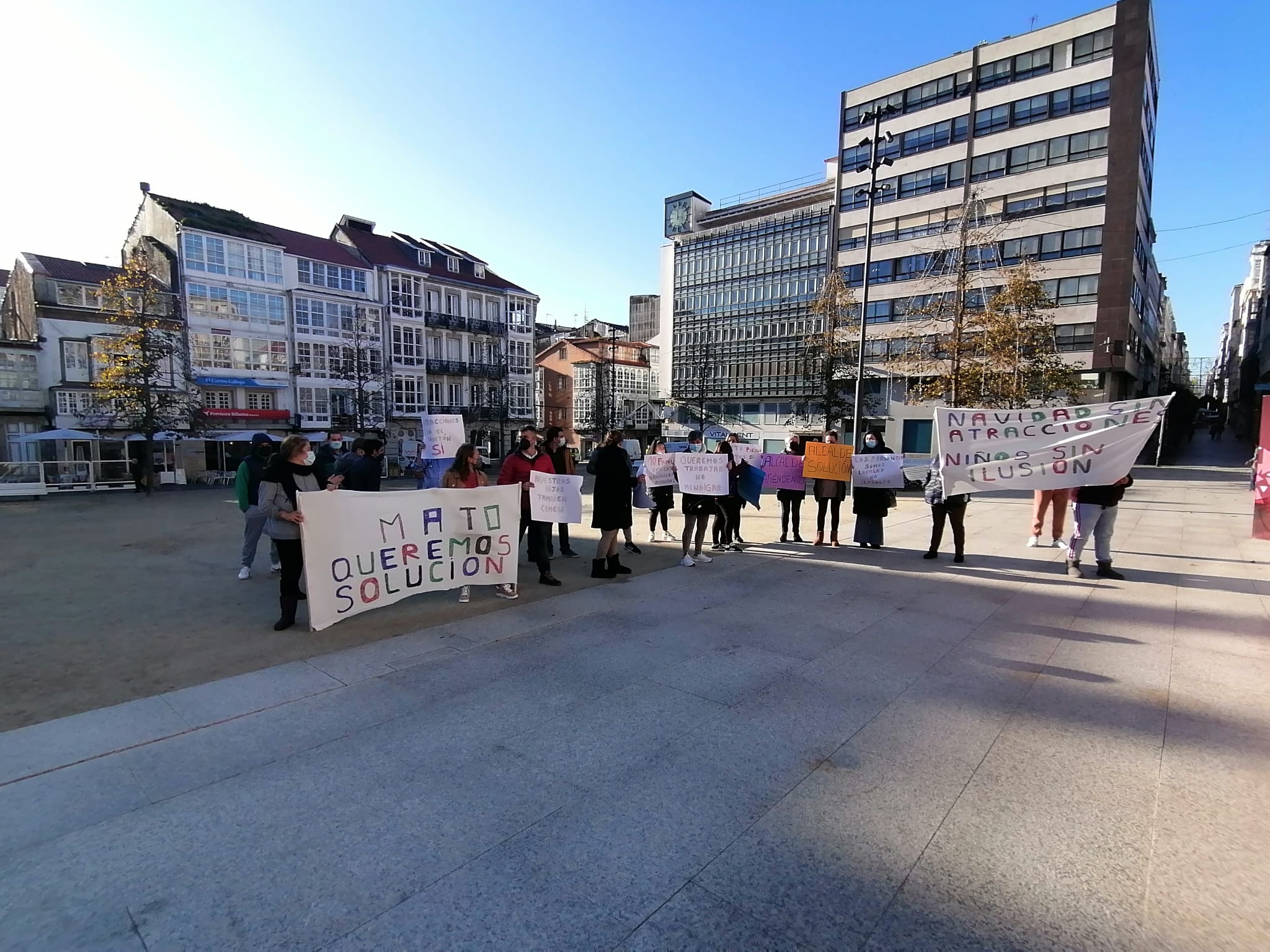 Alrededor de una docena de personas se concentraron esta mañana en la plaza de Armas