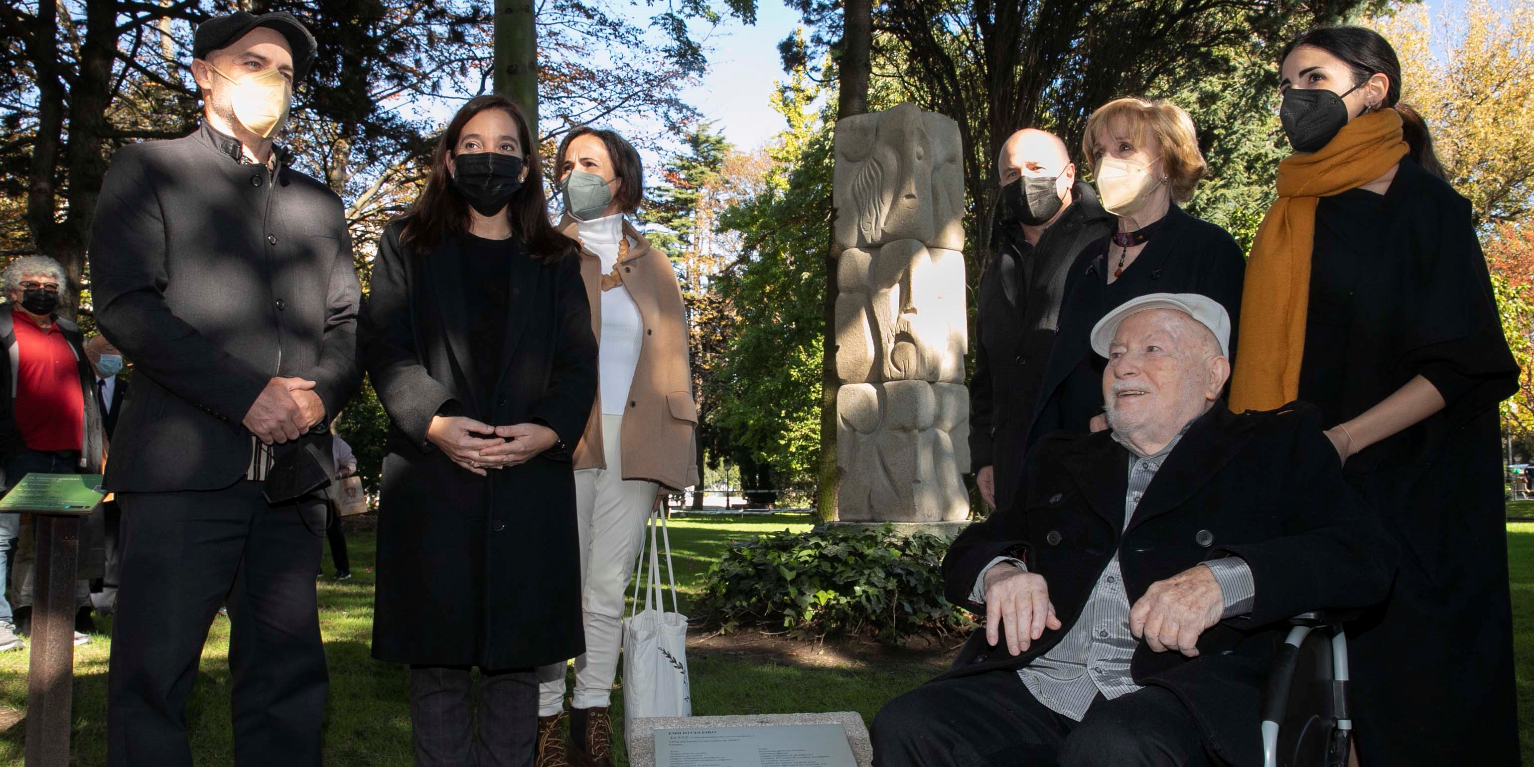 La acladesa, Inés Rey, y el escultor Emilio Celeiro junto a "Xente" | CONCELLO DA CORUÑA