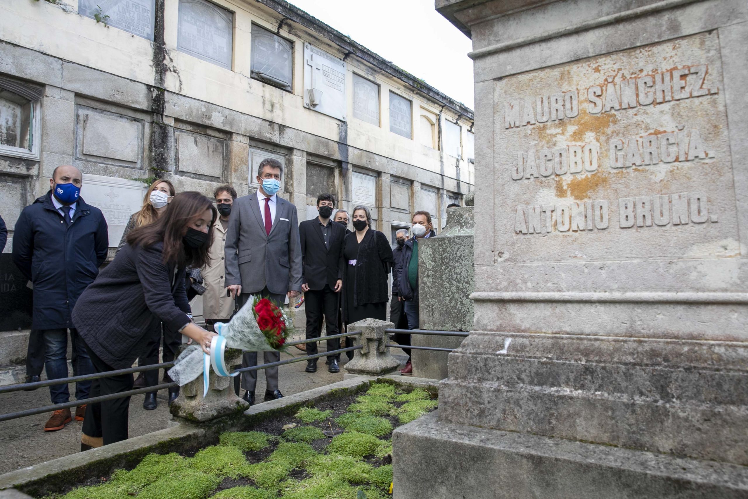 Inés Rey depositó flores en el monumento a las víctimas de la huelga general de 1901 | CONCELLO DA CORUÑA