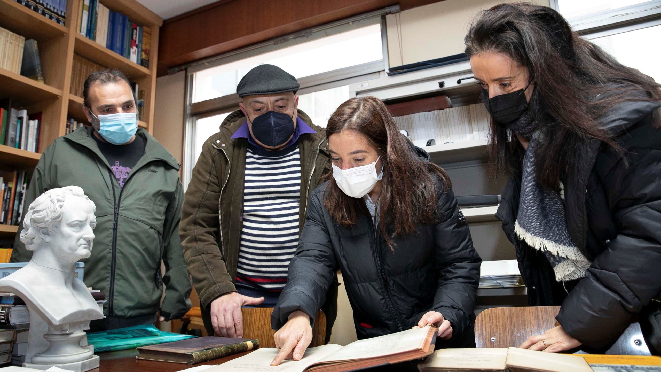 La alcaldesa, Inés Rey, visita la sede del Círculo de Artesanos | CONCELLO DA CORUÑA