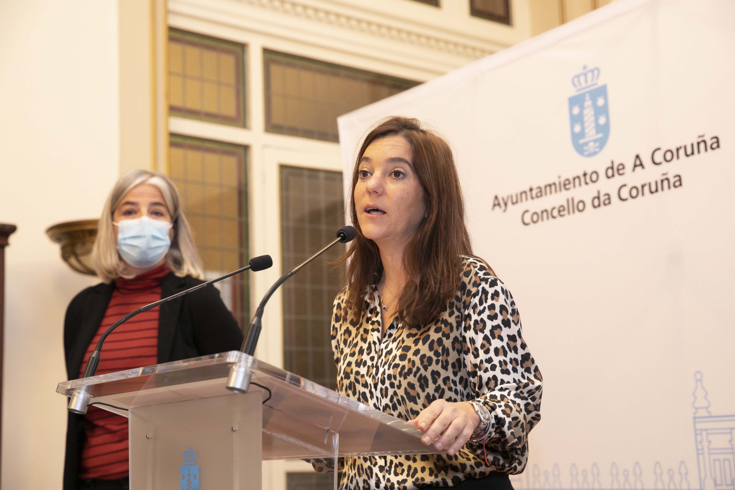 La alcaldesa, Inés Rey, comparece con la portavoz de la Marea, María García | CONCELLO DA CORUÑA