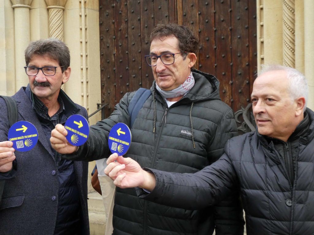 Los diputados José Manuel Pequeño y Antonio Leira junto al presidente de la Asociación de Ayuntamientos del Camino Inglés, Manuel Mirás