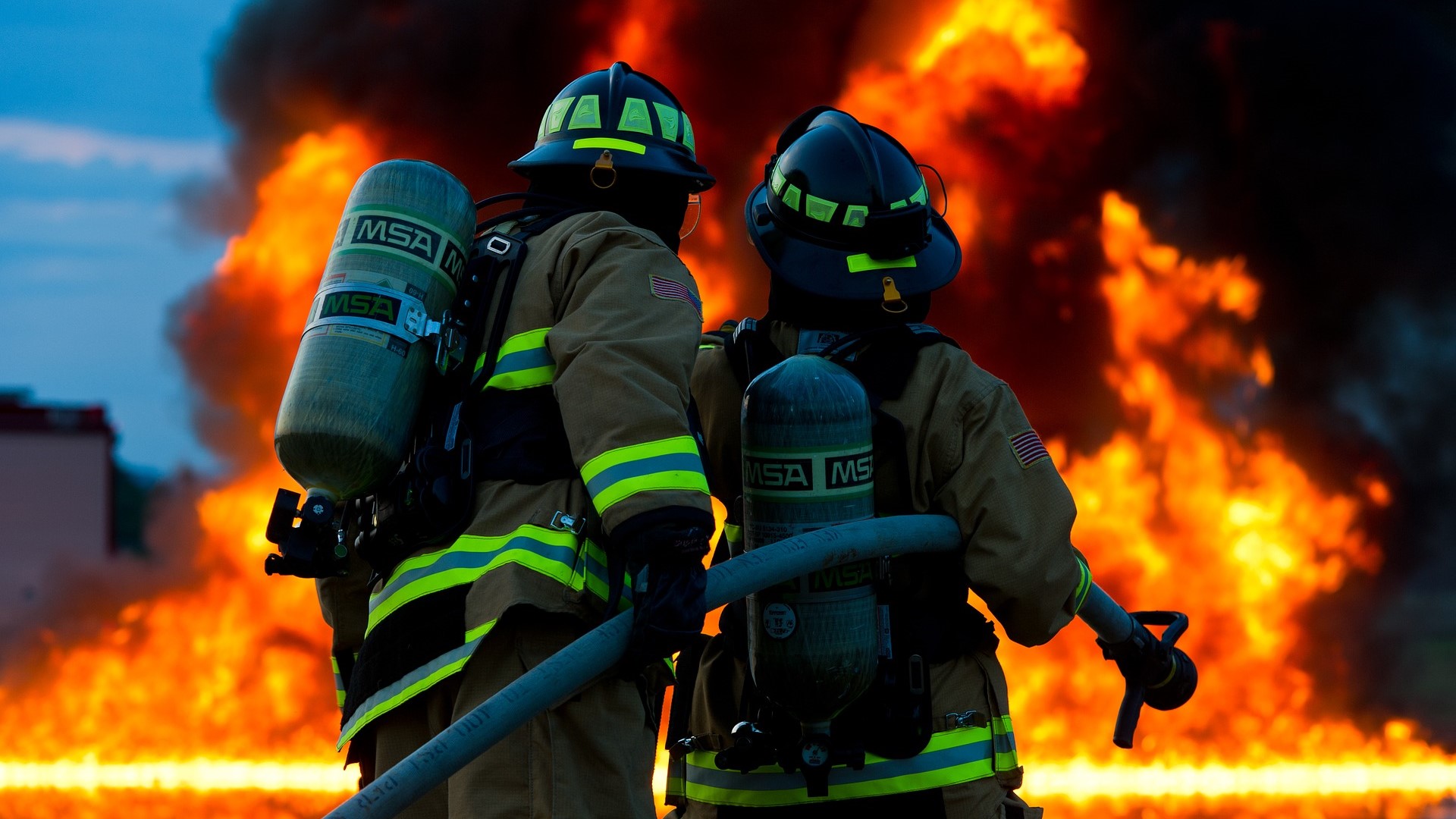 Imagen de archivo de dos bomberos apagando un fuego