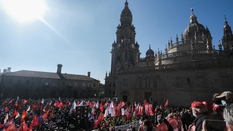 Multitudinaria manifestación convocada para demandar "más recursos" para Atención Primaria, en la Plaza da Quintana de Santiago de Compostela | EP