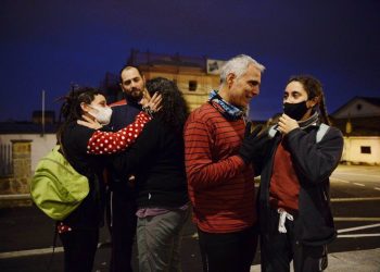 Los activistas a la salida de la sede de la Guardia Civil de Ferrol | GREENPEACE