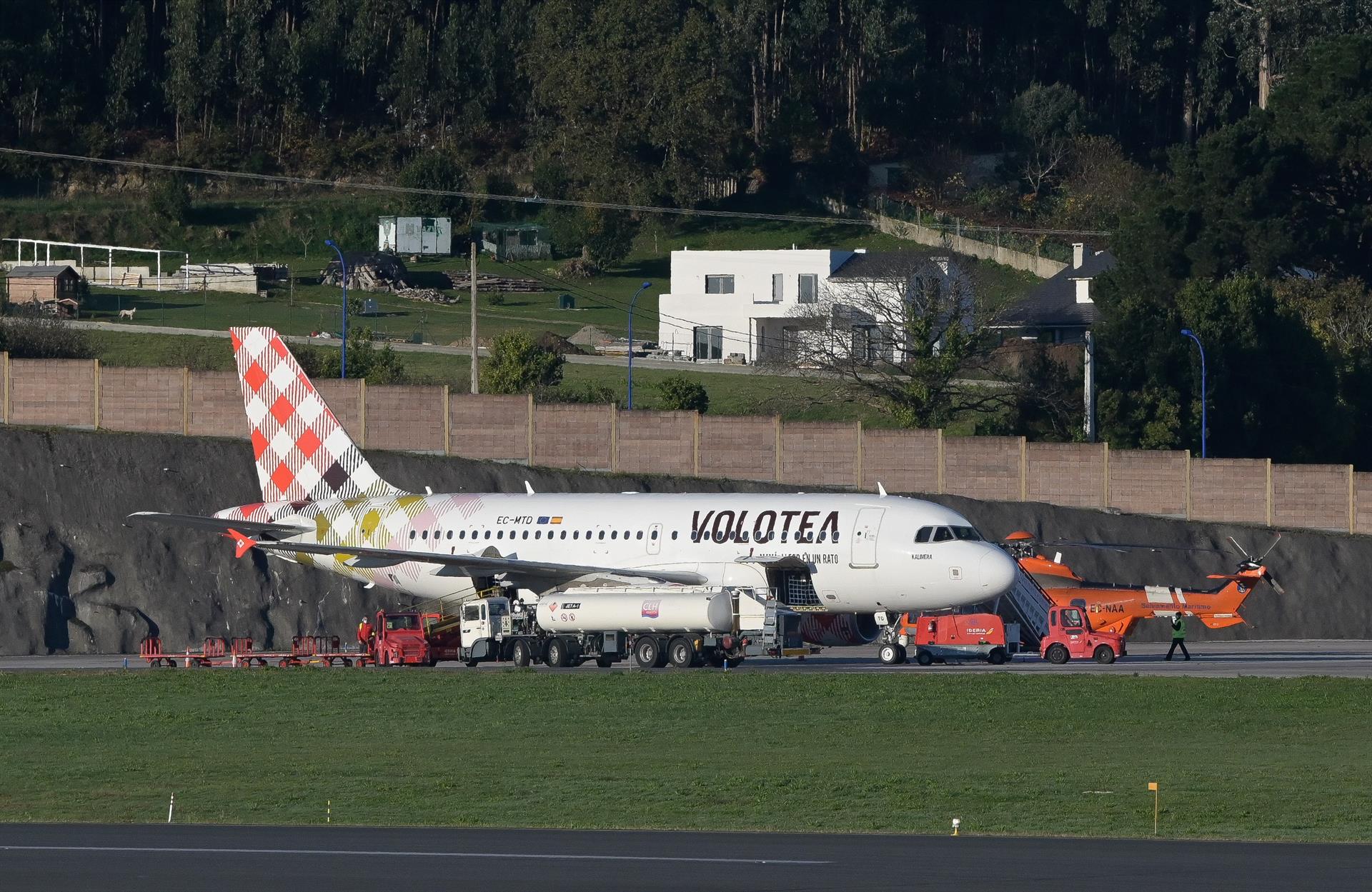 Avión de Volotea que realizó un aterrizaje de emergencia en el aeropuerto de Alvedro por una falsa alarma de bomba | M.DYLAN/EP