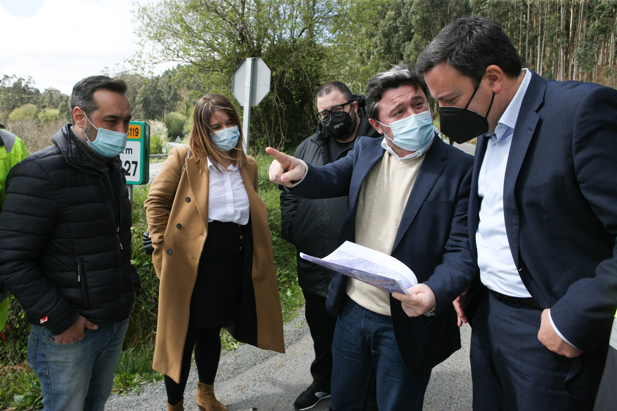 El presidente de la Diputación, Valentín González, visitó junto al alcalde de Cariño, Miguel Alonso Pumar, la zona de la intervención