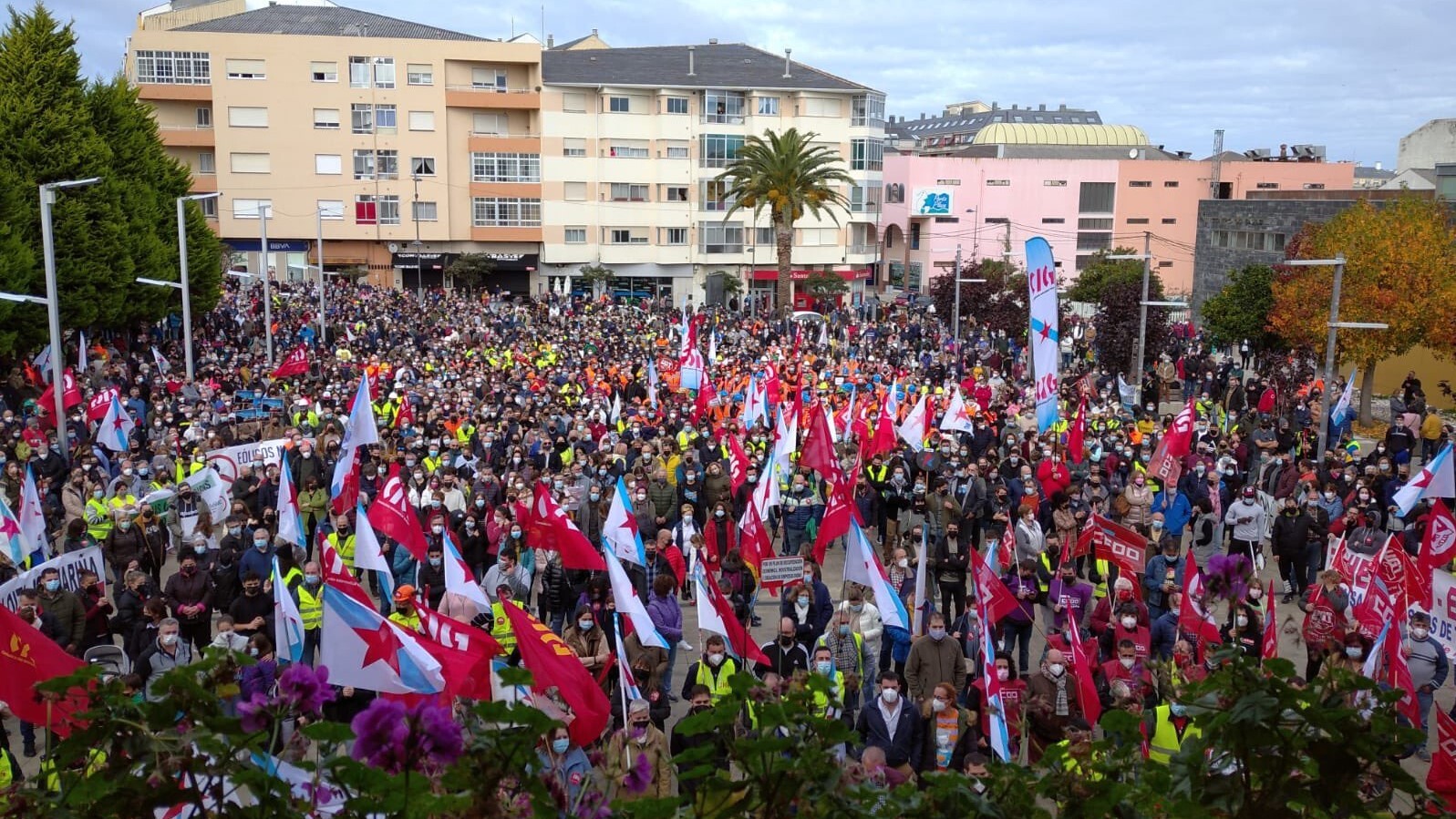 Masiva manifestación en A Mariña por el futuro de la industria