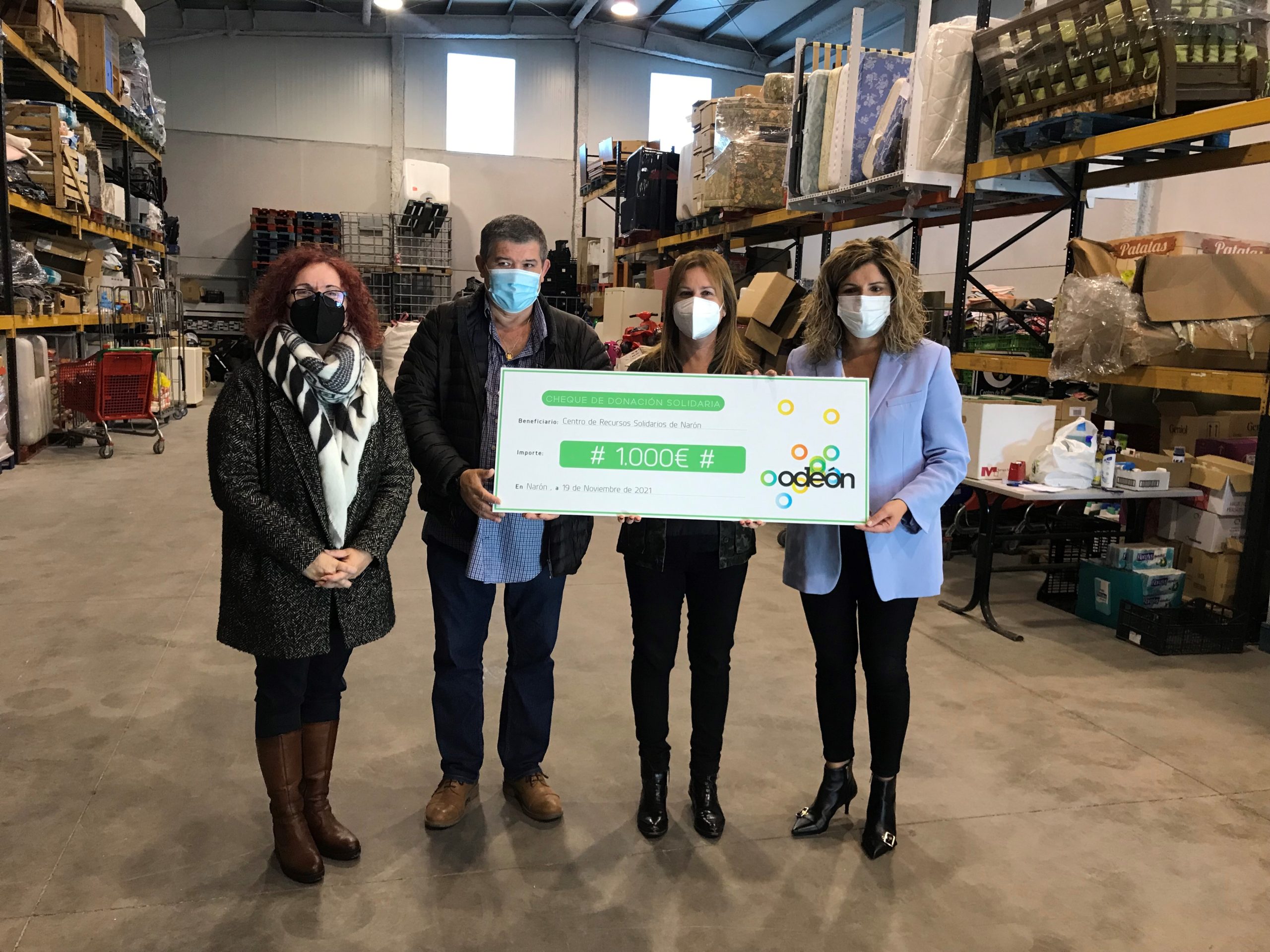Entrega del cheque en la sede del Centro de Recursos Solidarios de Narón