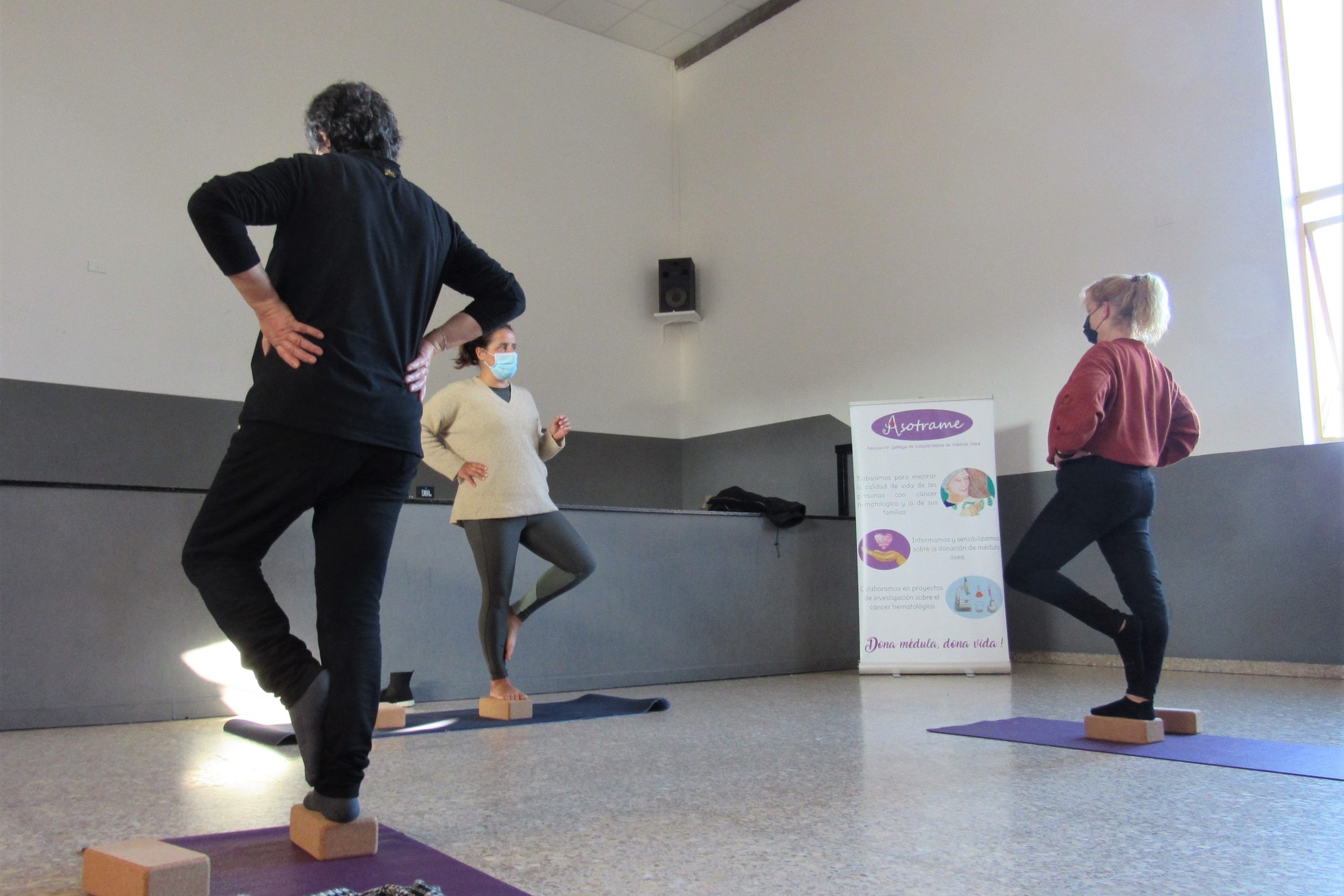 Un grupo de personas participa en una sesión de oncoyoga | ASOTRAME