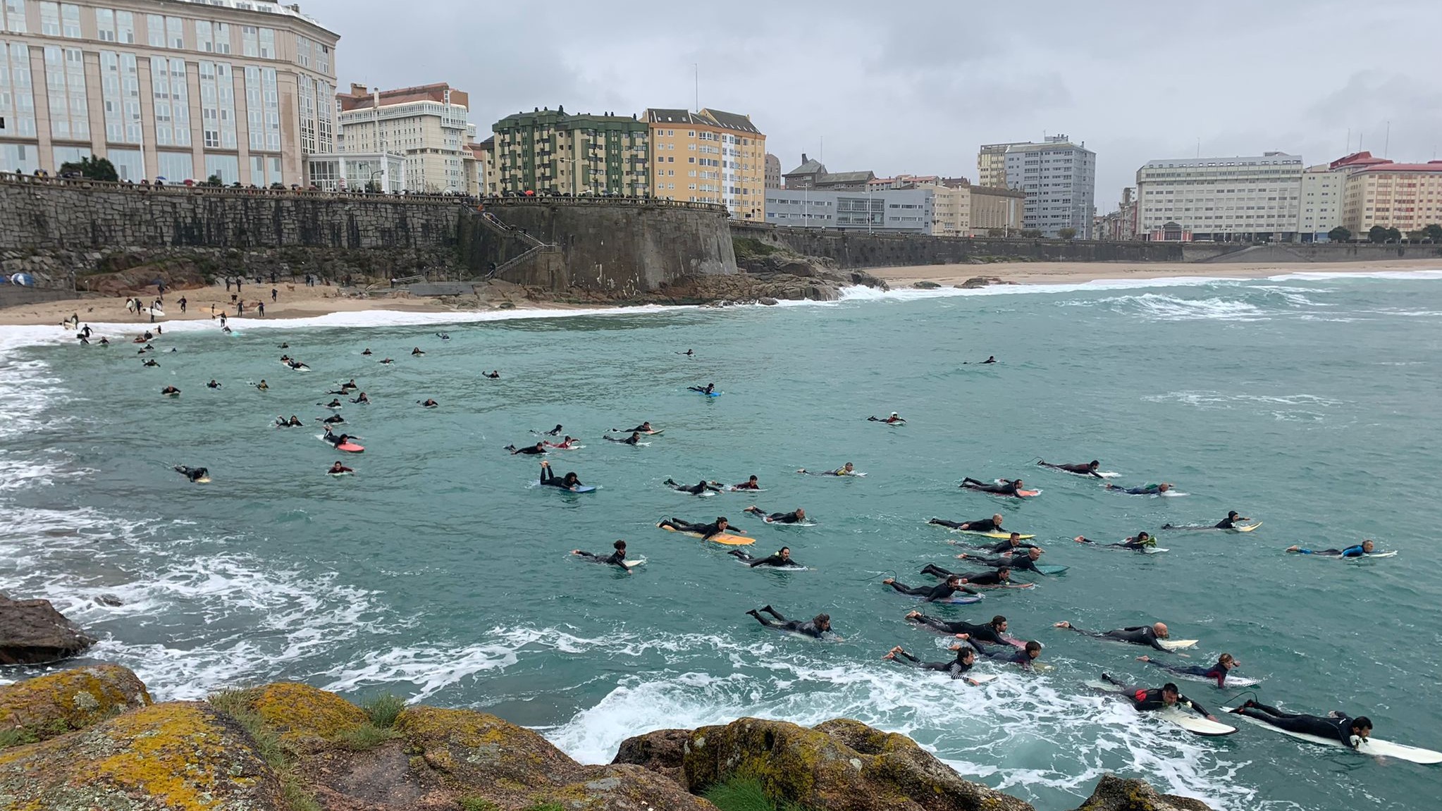 Surfistas homenajean a Tito | CONCELLO DA CORUÑA