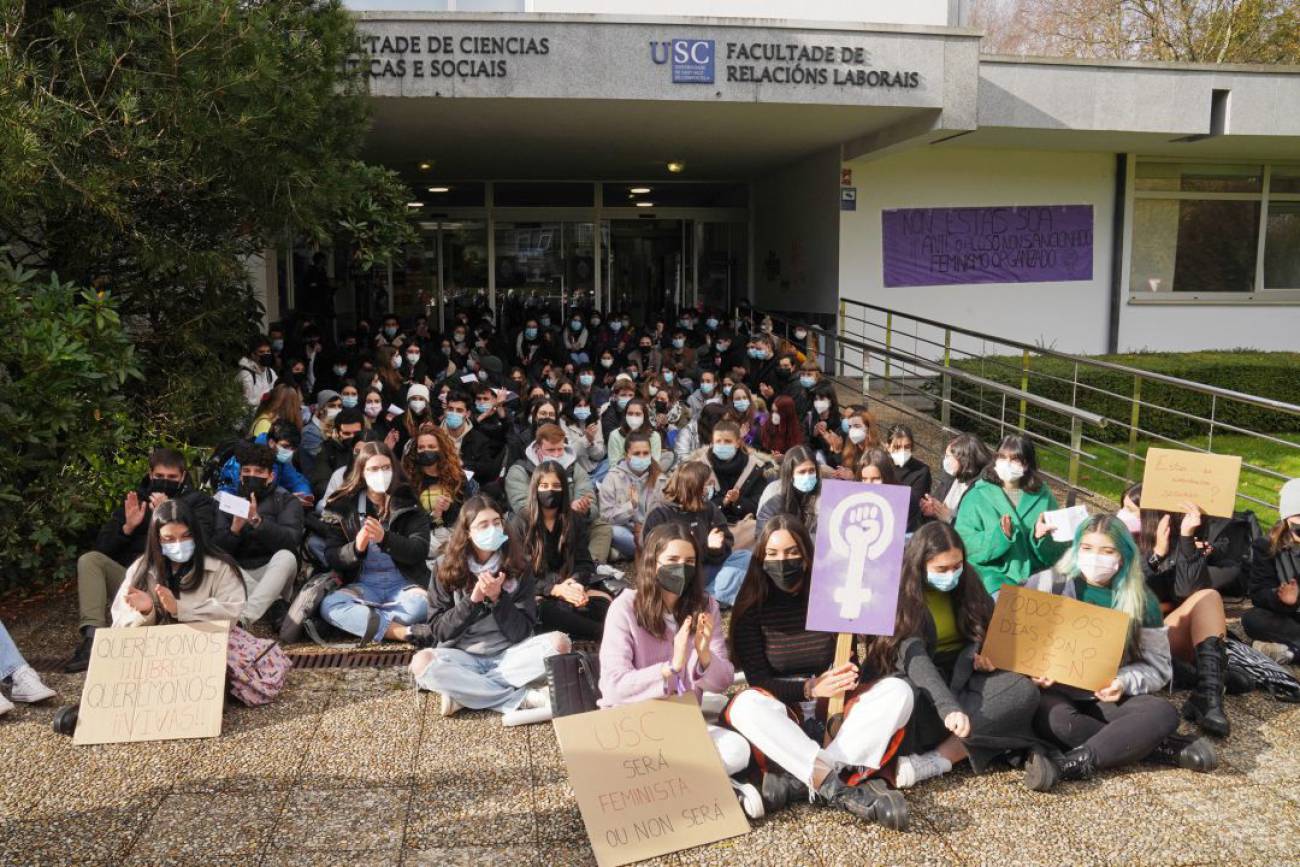 Sentada de alumnas de la Universidad de Santiago con carteles de mensajes feministas | EP