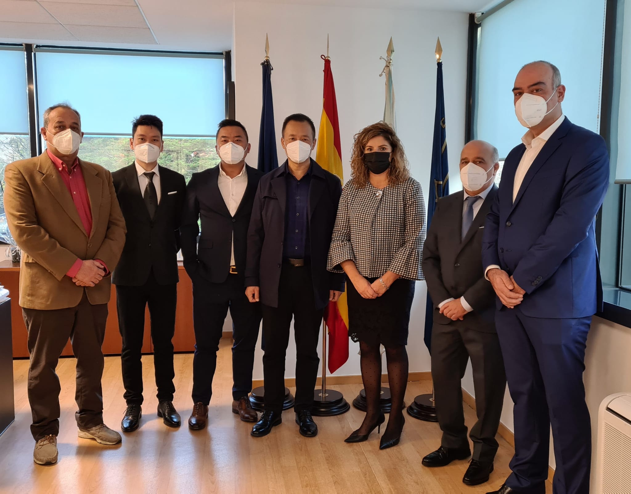 Marián Ferreiro y los ediles de Urbanismo, Manuel Ramos, y Promoción Económica, David Pita, se reunieron con el presidente de CHTC Motor, Yan Yueli, su asesor, Liu Lin, y los mandatarios en España Yigan Chen y Pedro Pérez Lama