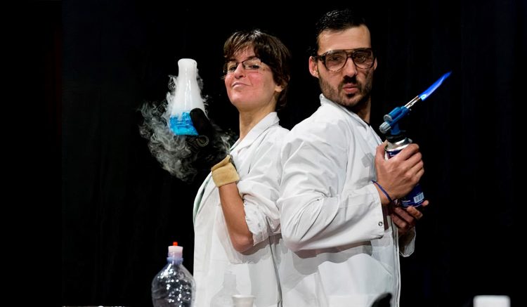 Orilo y Arlequina son dos científicos que trabajan en el LABORATODELMUNDORIO: el laboratorio donde todoelmundorio trabaja en algo.
