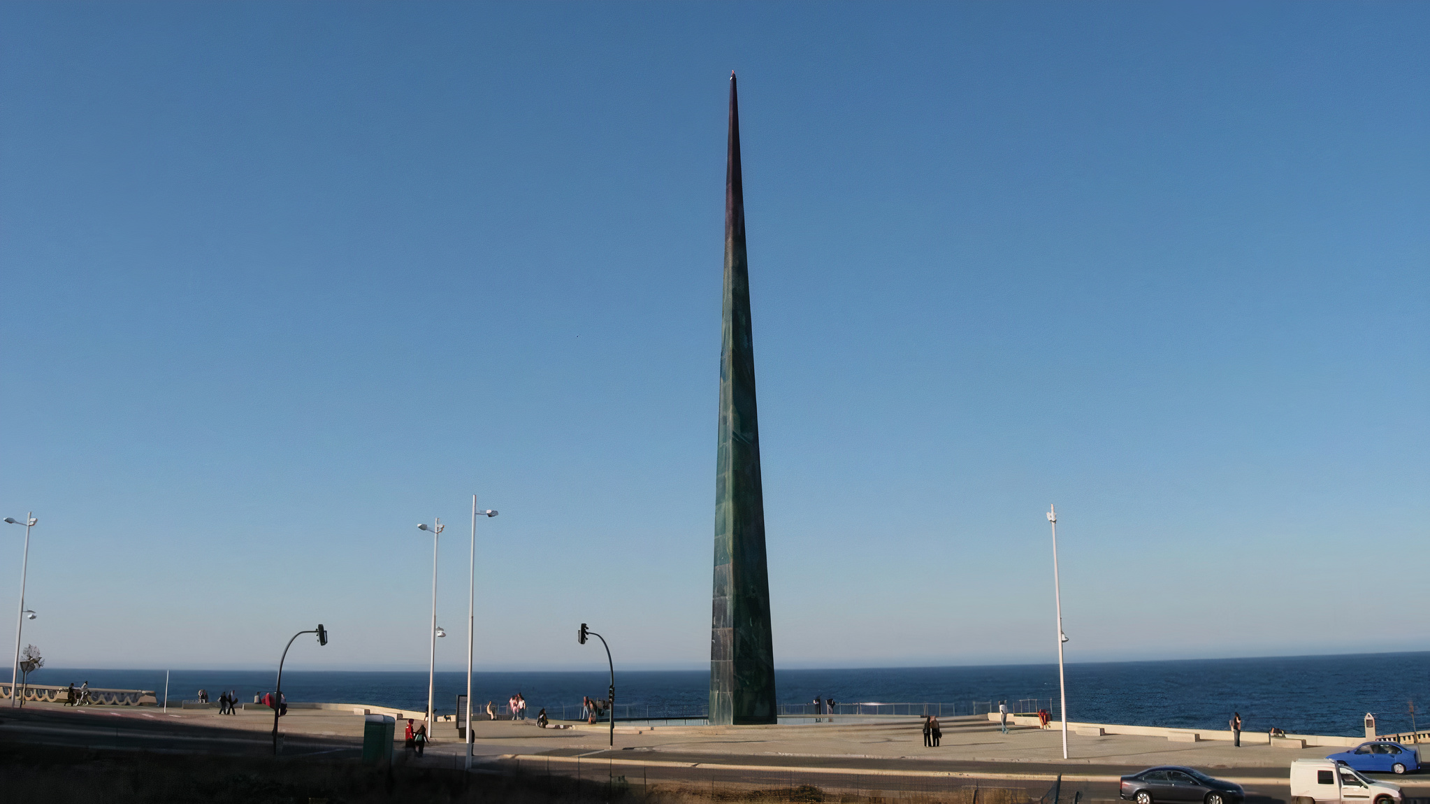 El obelisco Millennium tiene la iluminación averiada