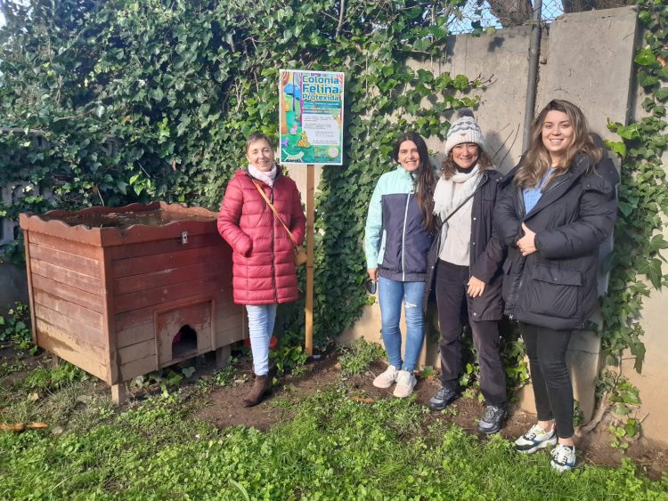 La concejala Carmela Prieto con voluntarias de  ABAC, junto a una de las placas ya colocada.