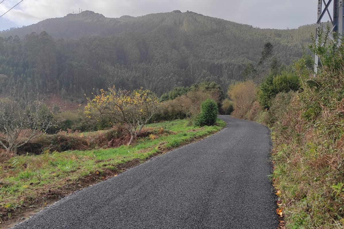 Uno de los caminos asfaltados en Cariño con cargo a los fondos Agader