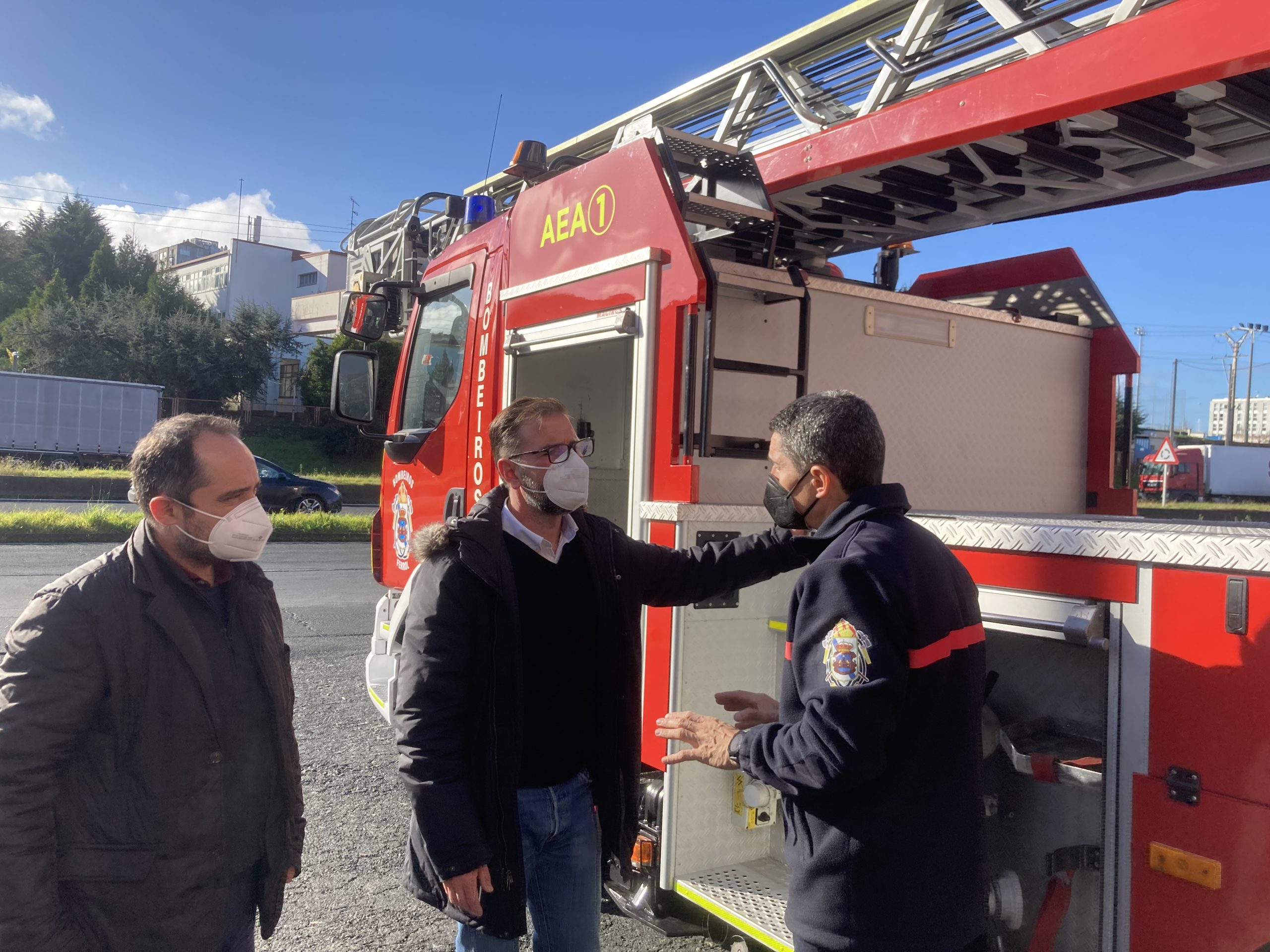 El alcalde, Ángel Mato, asistió esta mañana a la recepción del nuevo vehículo acompañado por el concejal de Seguridad y Tráfico, Germán Costoya