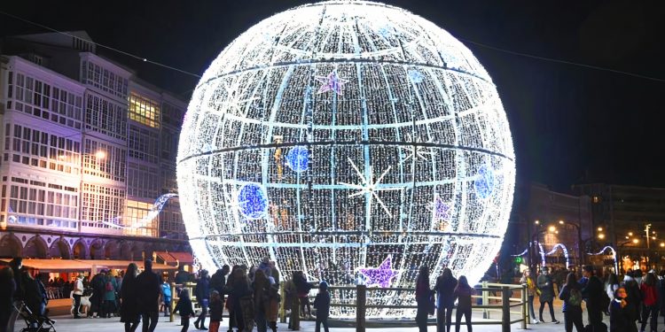 Imagen de la esfera de Navidad en La Marina