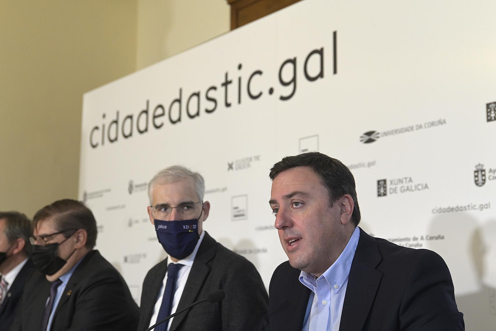 Valentín González Fornoso firma el convenio | DIPUTACIÓN DE A CORUÑA