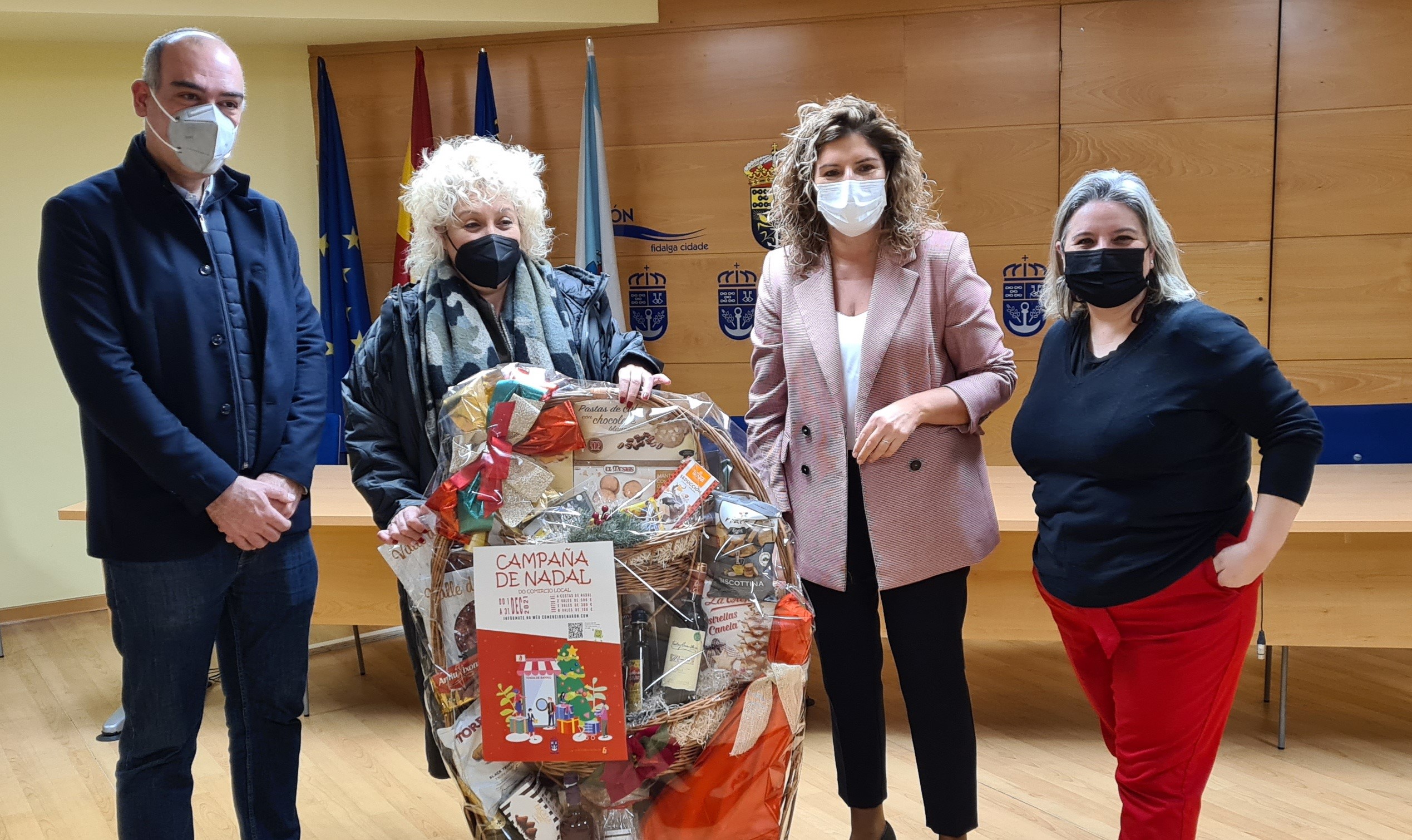 La alcaldesa, Marián Ferreiro, y el edil de Promoción Económica, David Pita, entregaron el premio en presencia de María Yáñez, presidenta de la Asociación de Comerciantes de Narón