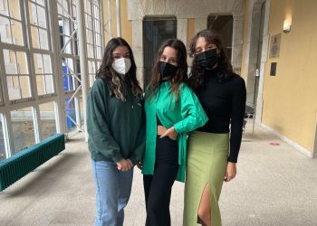 De izquierda a derecha, Julieta Vélez Lacour, Antía Rodríguez Porto e Sara Veiguela Meignen, alumnas del Campus Industrial de Ferrol galardonadas con el primer premio  del Concurso de Vídeos 'Móvete polos ODS'