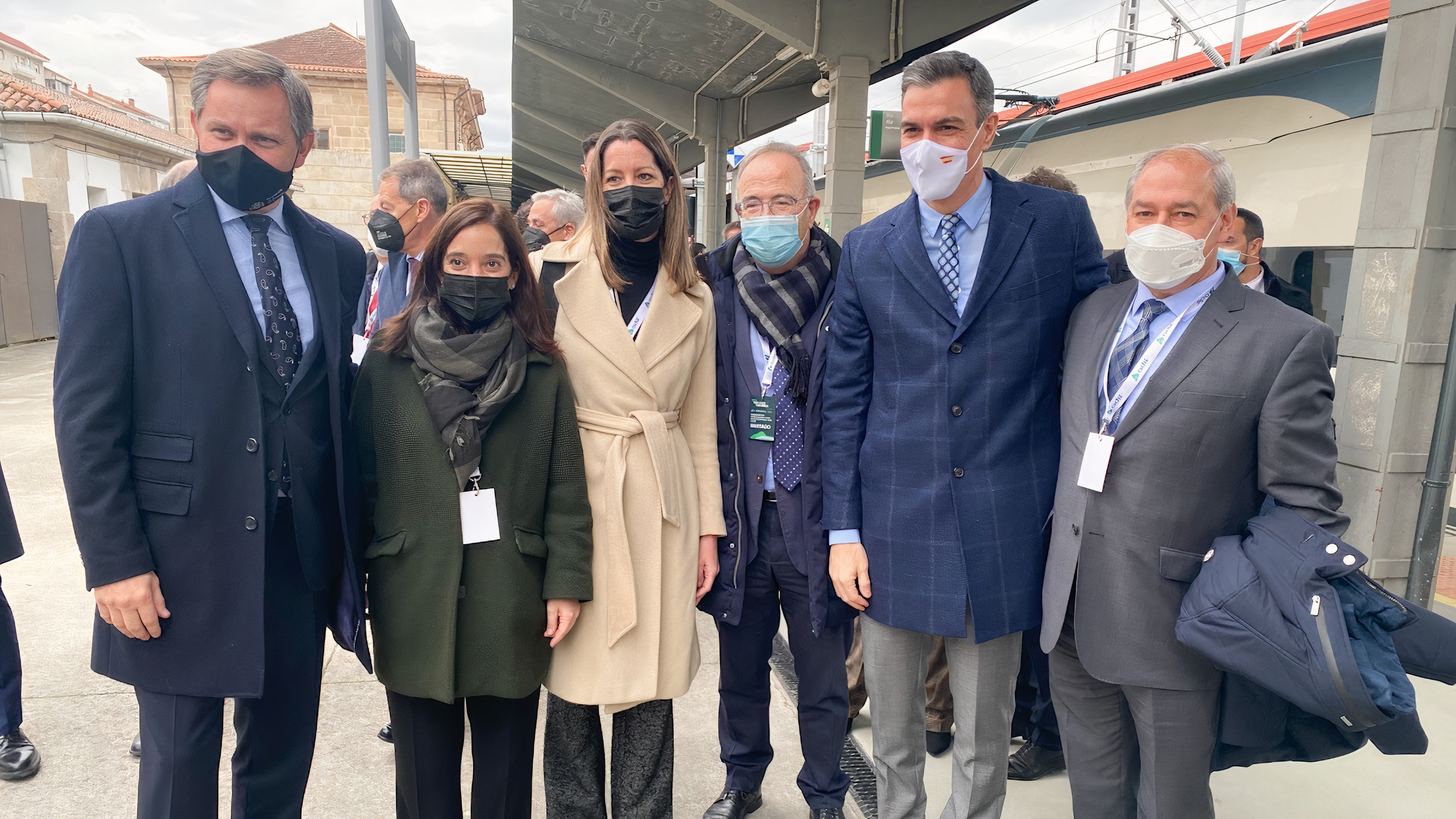 José Miñones, Inés Rey, Lara Méndez, Bugallo y Tomé acompañan a Pedro Sánchez en la llegada del AVE