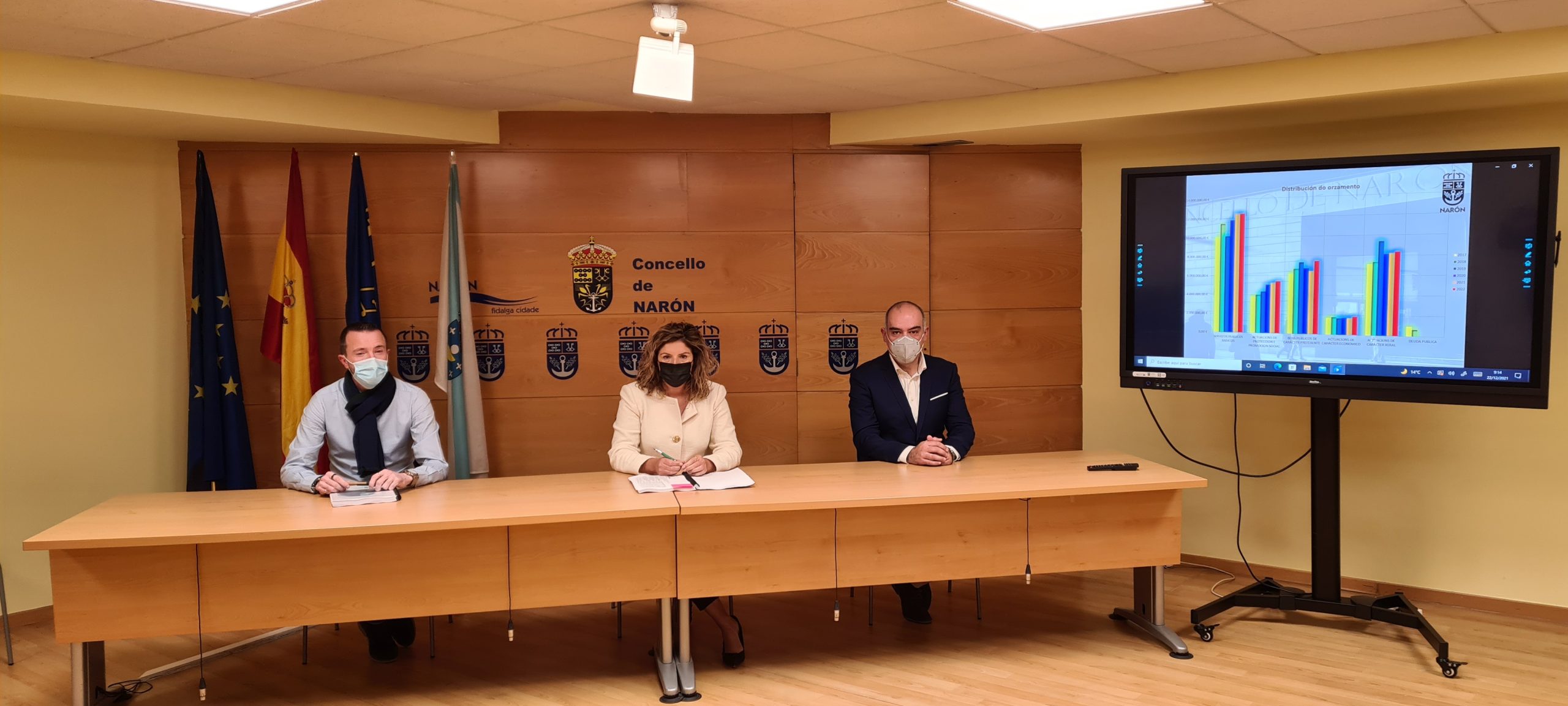 Marián Ferreiro dio a conocer el documento contable de 2022 junto con el edil de Hacienda, Román Romero, y el portavoz del PSOE local, David Pita