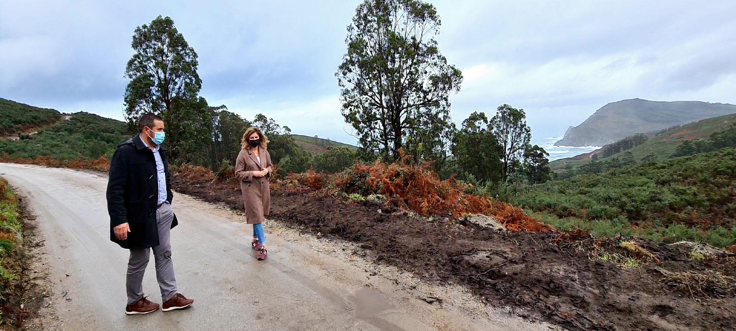 La alcaldesa, Marián Ferreiro, y el edil de Servicios, Ibán Santalla, recorrieron  el tramo en el que se procedió a renovar el firme